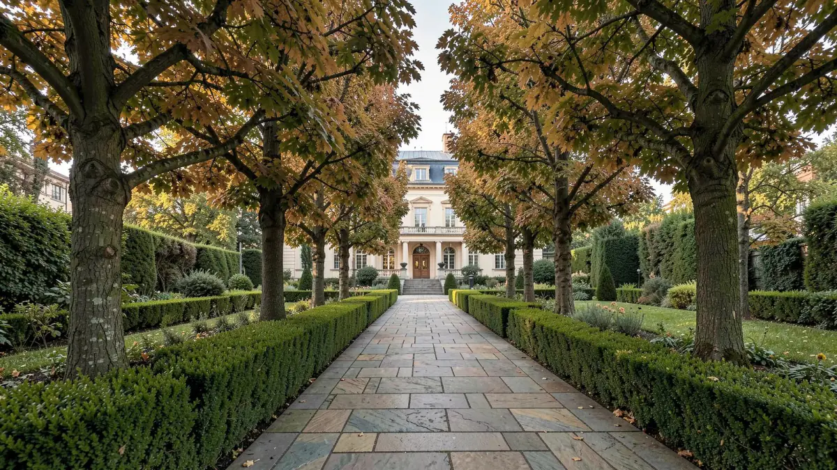 The garden walk under the chestnuts at Möhl Residences